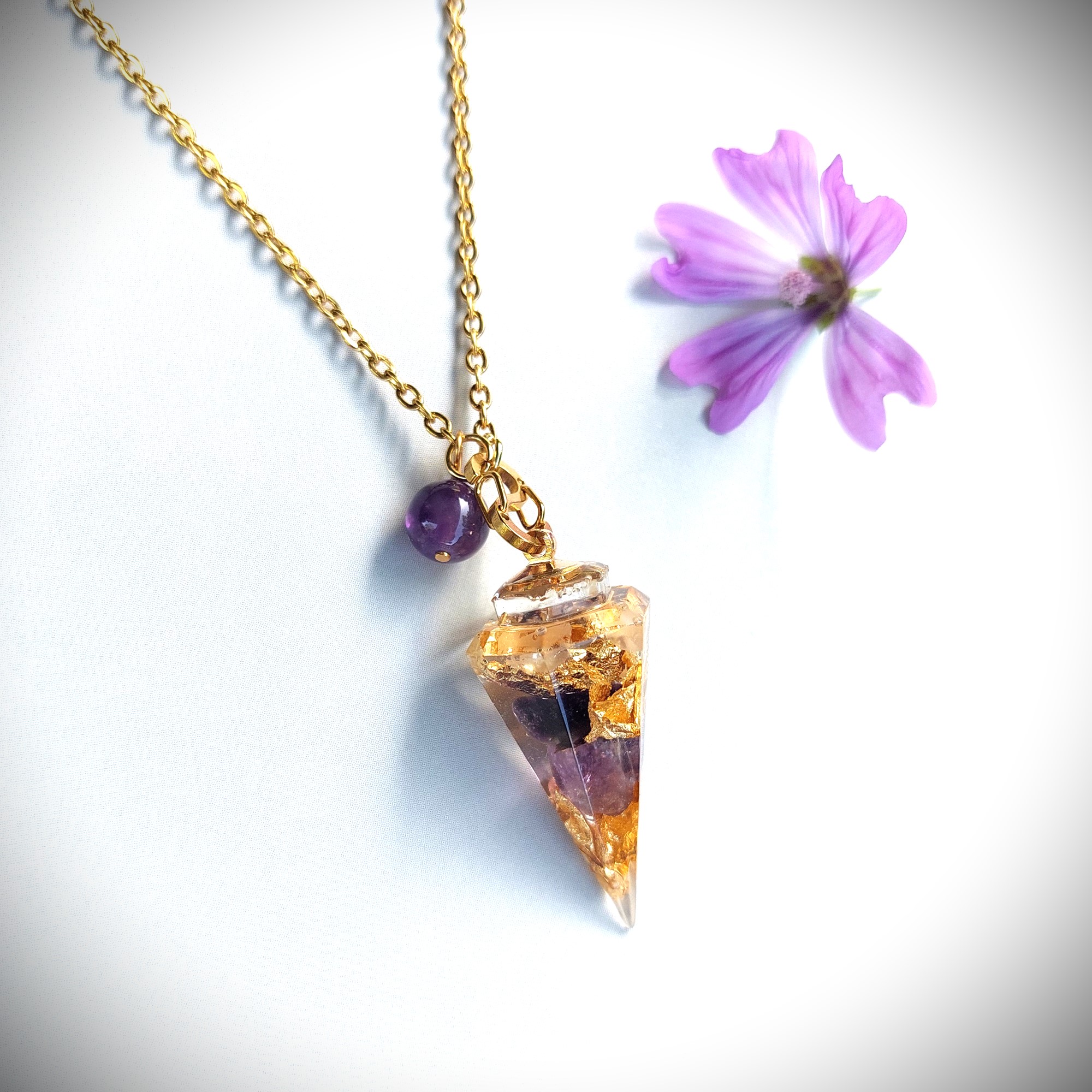 Collier pendule résine et pierres à personnaliser