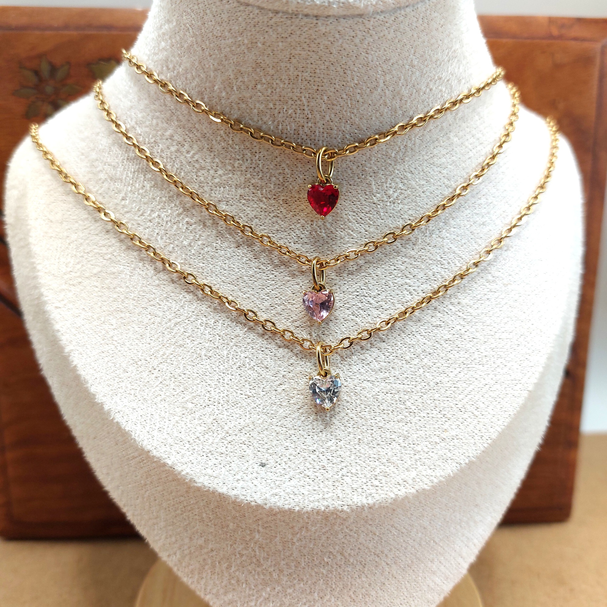 Collier Cœur Énergétique, amulette avec zircon (Rouge, Rose ou Blanc)